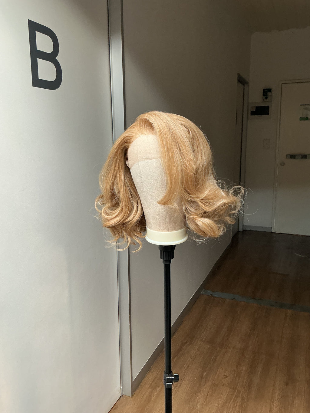Ms Monroe 90s Hollywood bob