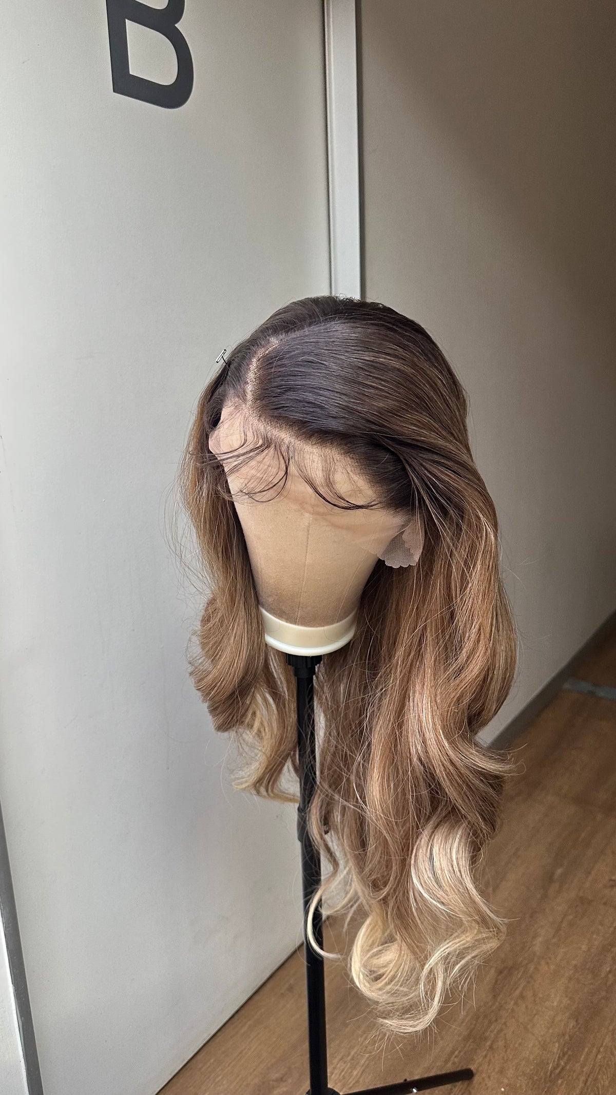 Ombré dirty blonde loose curls