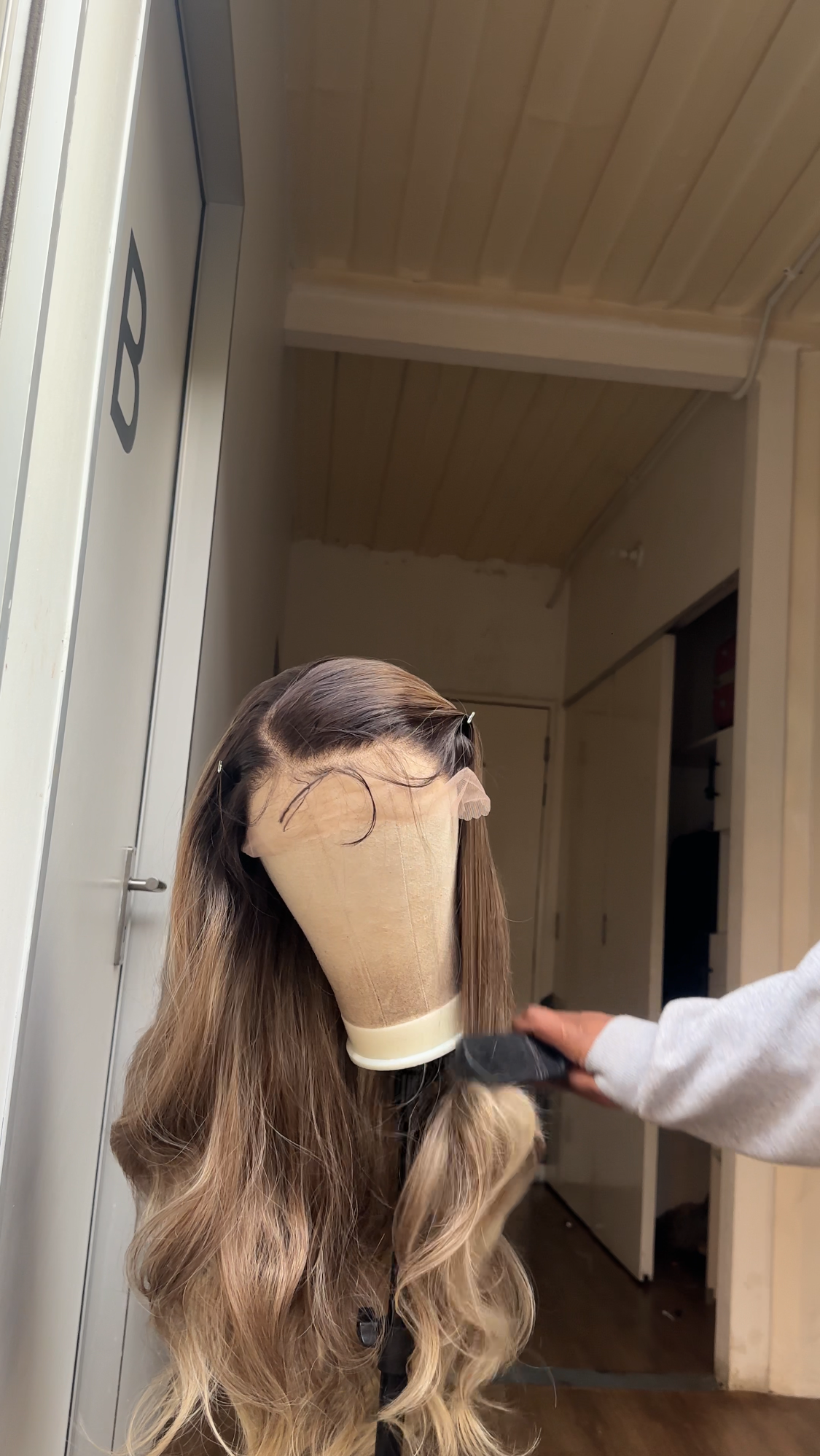 Ombré dirty blonde loose curls