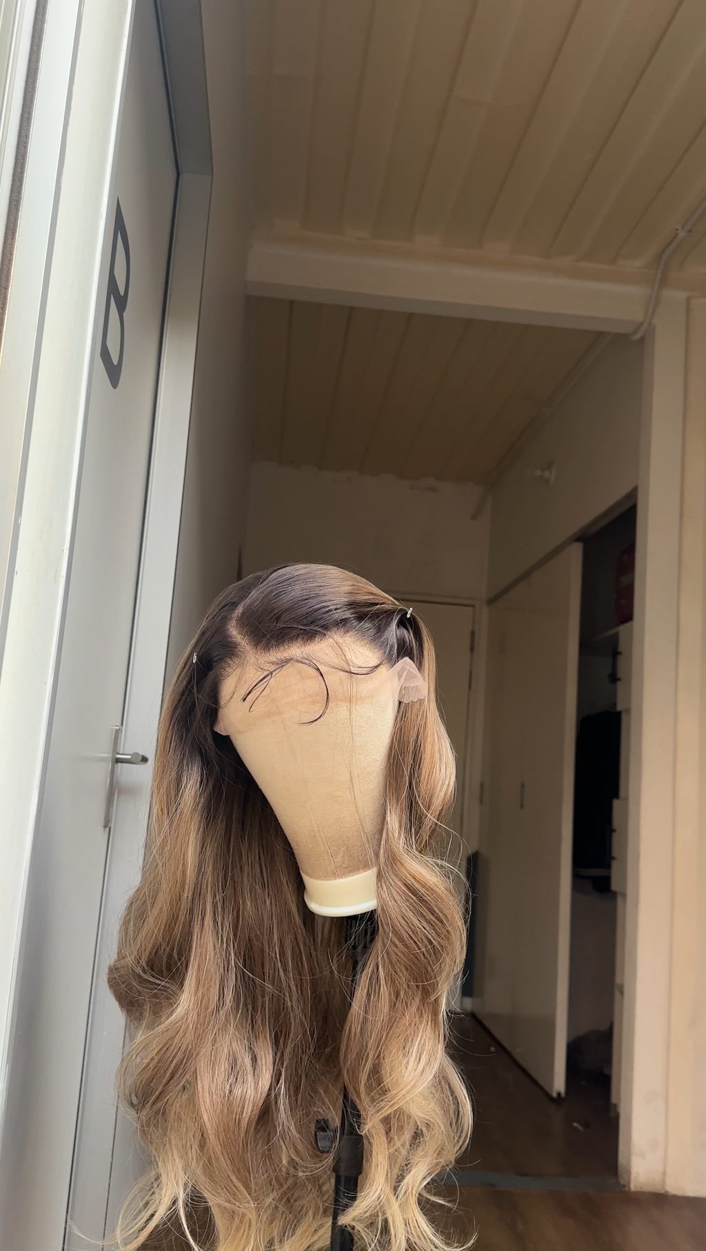 Ombré dirty blonde loose curls